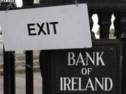 Un cartel en la puerta del Banco de Irlanda que dice cerrado
