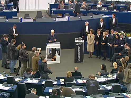 El presidente del parlamento Europeo y los invitados al acto en el hemiciclo