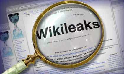 Una lupa sobre una página web agranda el nombre de Wikileaks