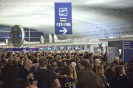 aeropuerto abarrotado de personas 