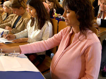 una mujer embarazada en un aula