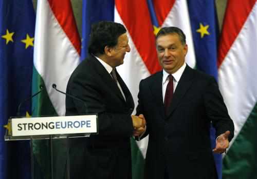 Apretón de manos entre el presidente de la Comisión europea y el primer ministro húngaro