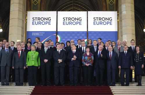 Foto de familia de la Comisión europea con el primer ministro húngaro