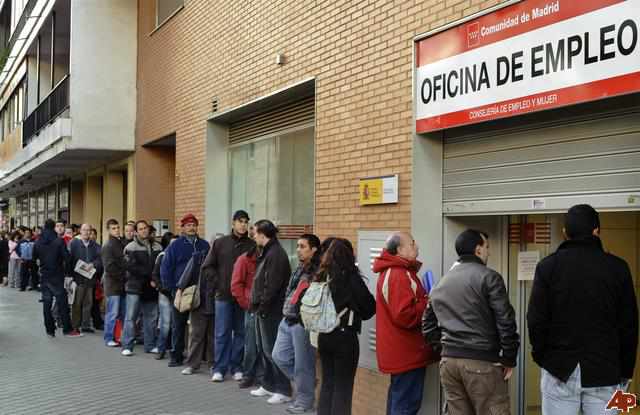 Cola de parados ante una oficina de empleo en España