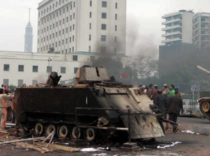 Vehículo antidisturbios incendiado en El Cairo