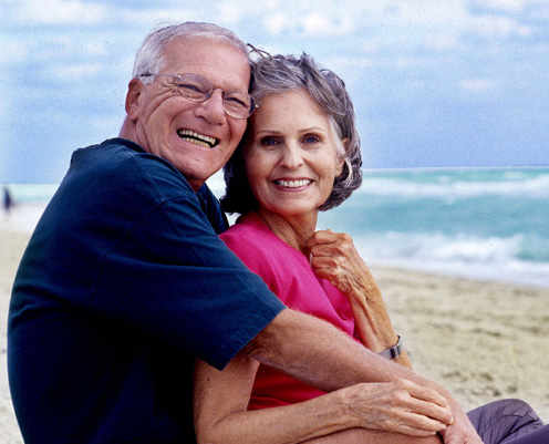 Dos personas mayores en la playa
