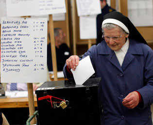 Una monja vota en las elecciones irlandesas