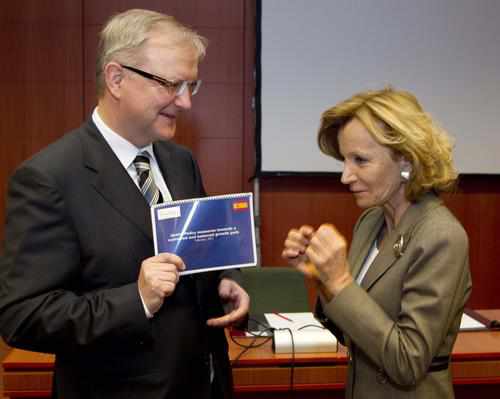 El comisario Olli Rhen y la ministra de Economía, Elena Salgado