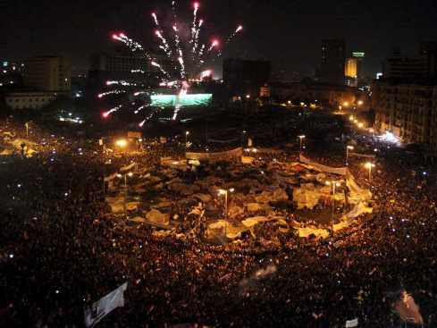Fuegos artificiales y alegría en la plaza de Tahrir 
