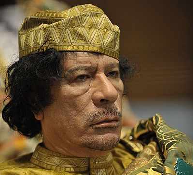 Muamar el Gadafi, con un traje dorado/Foto:CC