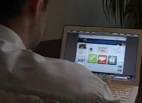una persona de espaldas mira el portal EURES en el ordenador