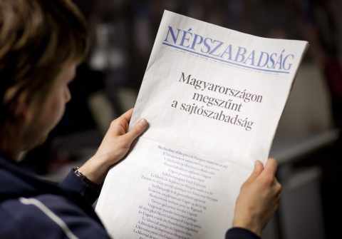 Portada del diario Nepszabadsag contra la Ley de Medios