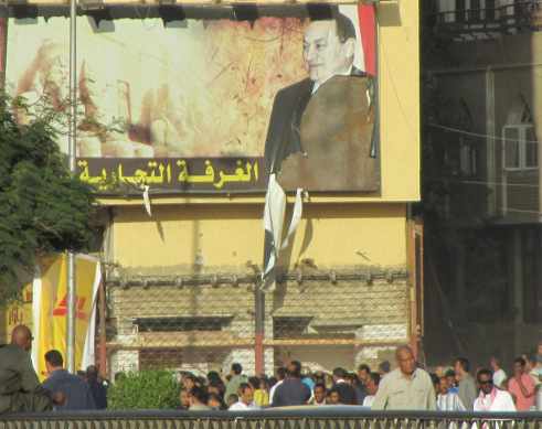 Una multitud ante un retrato de Mubarak