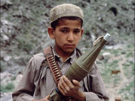 Un niño afgano con un lanza misiles en las manos