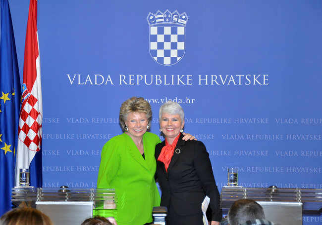La comisaria Viviane Reding y la primera ministra croata, Jadranka Kosor
