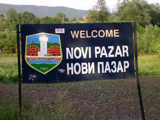 Cartel de bienvenida a Novi Pazar (Serbia)