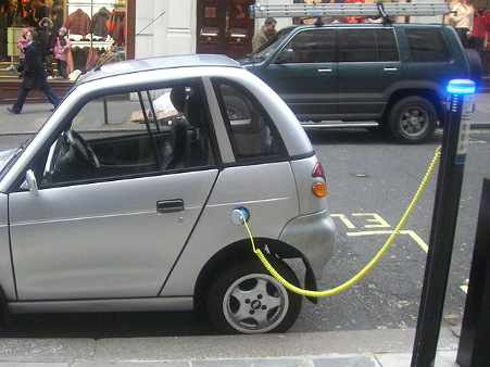 un coche eléctrico cargando en un poste