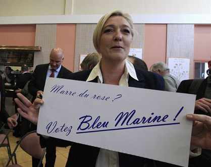 Marine Le Pen con un cartel en las manos