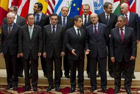 un grupo de líderes reunidos en París