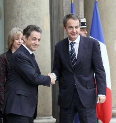 Sarkozy y Zapatero se saludan a la llegada de éste último al Elíseo