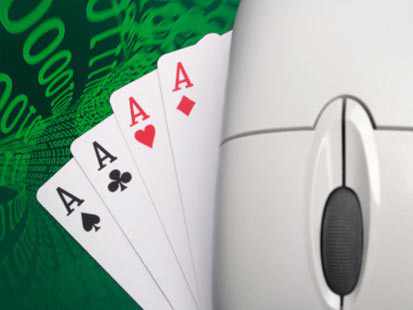Un ratón sobre cartas de póker