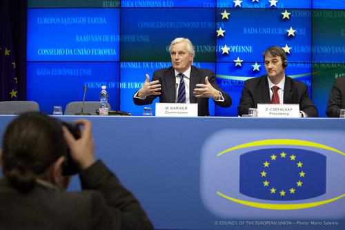 El comisario Barnier y el ministro húngaro Csefalvay