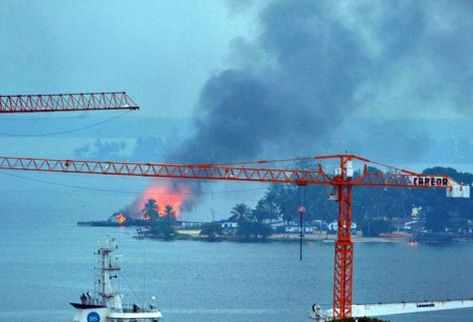 Fuego en una fábrica a la orilla del mar