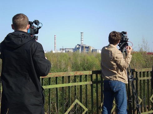 Dos periodistas fotografían de lejos la central nuclear