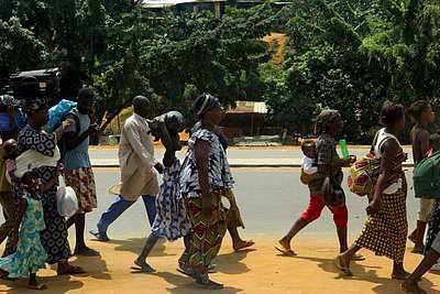 Ciudadanos huyen de Abidjan (Costa de Marfil)