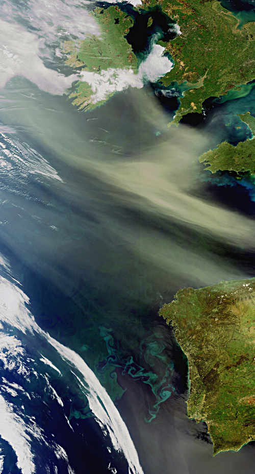 Imagen del satélite Envisat: polvo del Sáhara y plancton