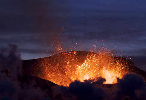 Erupción del volcán en la noche