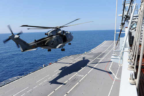 Helicóptero sobre portaaeronaves de la OTAN en Libia