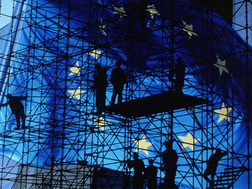 Bandera de la UE con hombres en andamios