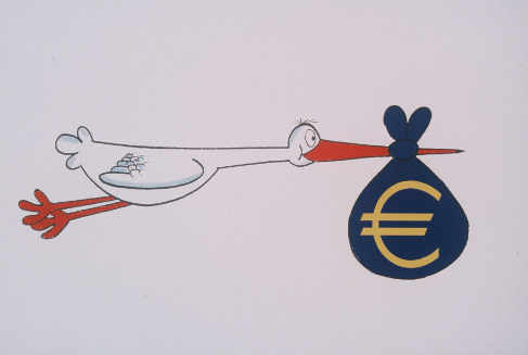 Una cigüeña llevando en el pico un atado con la imagen del euro