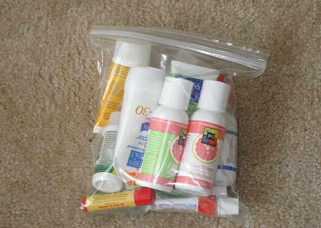 una bolsa transparente con diferentes productos de aseo