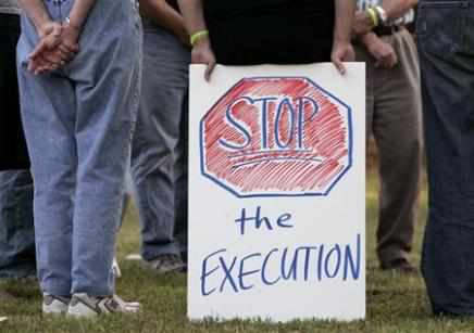 unas personas con un cartel que dice Stop the Execution
