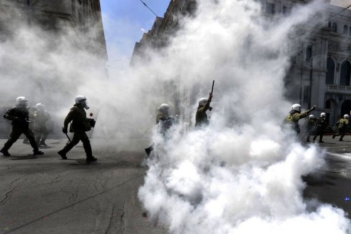 policía antidisturbios en medio del humo de los gases