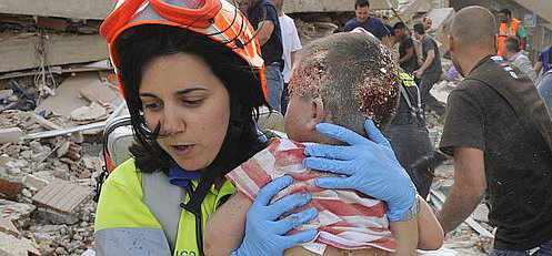Equipo de Protección Civil rescata a un niño de los escombros en Lorca