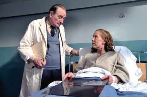 Una mujer en una cama de hospital habla con el médico