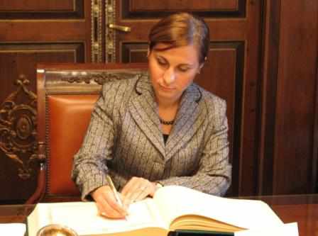 La embajadora ante su mesa escribiendo
