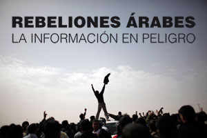 En contraluz una manifestación y encima se lee Rebeliones árabes, la información en peligro