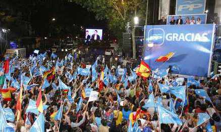 Militantes ante la sede del PP en Madrid