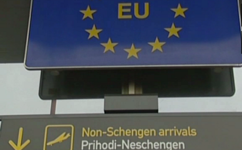 Cartel de pasajeros Schengen en un aeropuerto