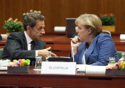 Sarkozy y Angela Merkel hablan