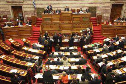 El Parlamento griego da su confianza a Papandreu