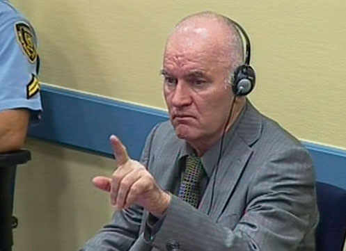Ratko Mladic en el tribunal con un dedo levantado