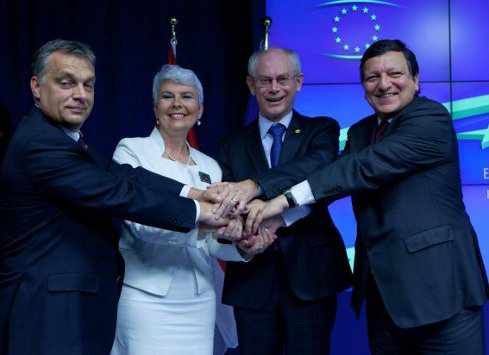 El presidente húngaro, la primera ministra croata, el presidente del Consejo europeo y el presidente de la Comisión Europea juntan sus manos