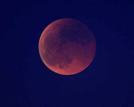 la luna llena de color rojo