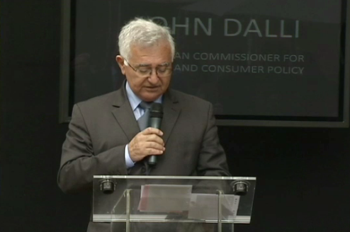 El comisario John Dalli presentando la campaña