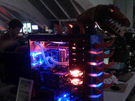 un ordenador tuneado con una cabeza de dragón